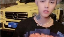 网红殷世航求婚吃瓜,吃瓜群众见证甜蜜时刻