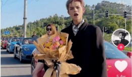 网红殷世航求婚吃瓜,吃瓜群众见证甜蜜时刻